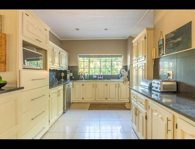 6 BEDROOM TOWNHOUSE FOR SALE IN OAK PARK